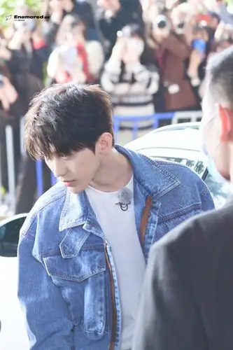 蔡徐坤今天一身蓝色太帅了