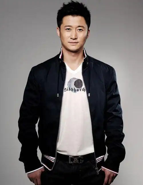 她看不起吴京与其分手,嫁入豪门却被抛弃,如今在菜市场卖鱼