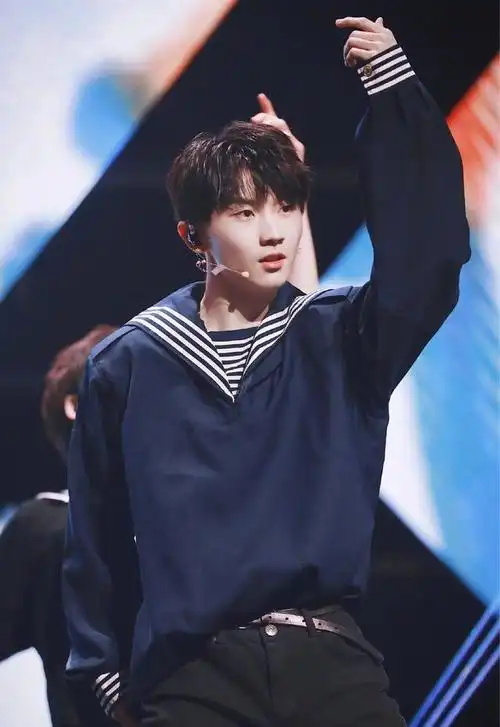 夏日绝美少年,吴磊周深蔡徐坤丁程鑫,男明星水手服造型大赏