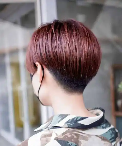 短发推到两侧,利落时尚又个性,让她看起来更显瘦显高_发型_头发_鬓角