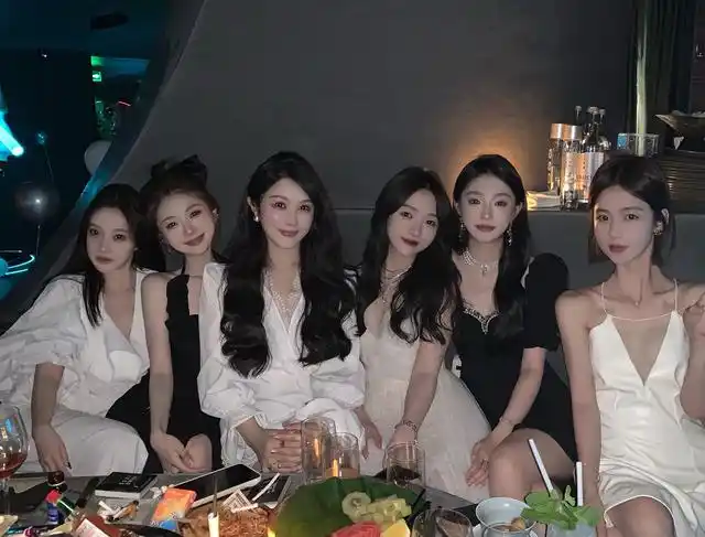 王思聪女友晒闺蜜合照,6人共用一张脸,网友:傻傻分不清