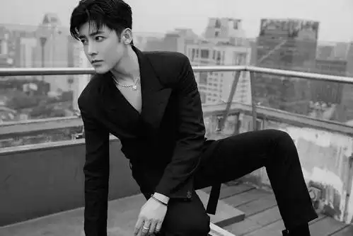 侯明昊女友视角大片荷尔蒙满屏穿衣显瘦脱衣有肉帅气有型