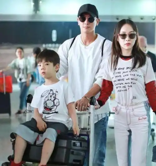 啥被钟楚曦土到被关晓彤美到最近的街拍真是惊喜不断啊