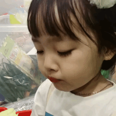 还记得微信表情包的那个小女孩吗如今8岁的她长成这样