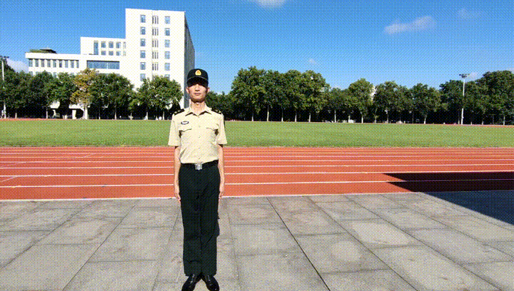 要领:按照向右转的要领向后转180度.