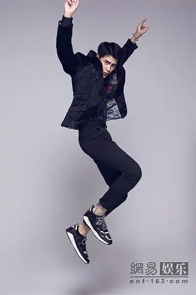 《向天真的女生投降》开机 姜潮关晓彤携手虐恋