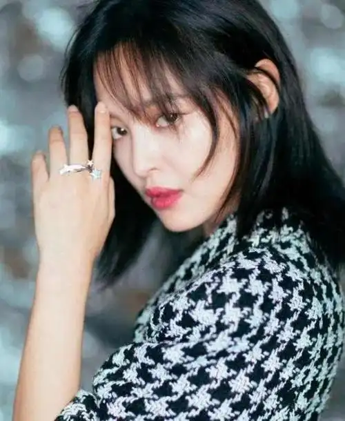 贴面碎发也是中长发中的一款经典发型,女明星辛芷蕾就留过这款发型