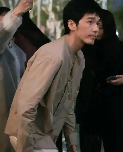 朱亚文近照曝光,像变了个人,面相疲惫认不出,与宋佳同框显差距