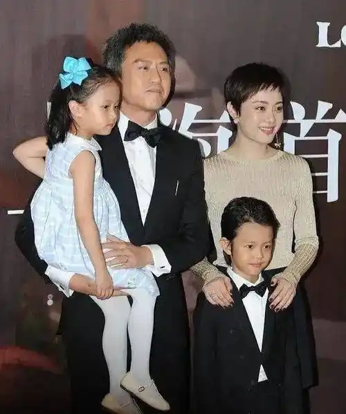 孙俪带儿子送女儿去学跳舞,女儿穿粉色舞蹈衣,肉肉小屁股太可爱_妹妹