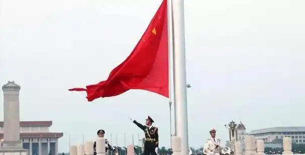 高红甫的专业能力并不看重,唯独对那"国旗护卫队队员"的身份情有独钟