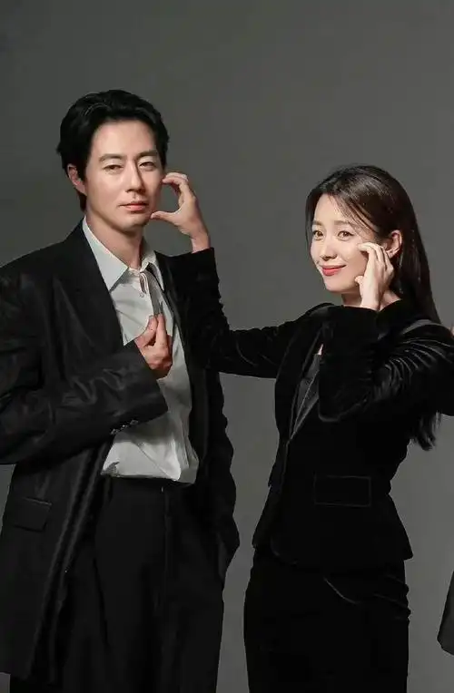 上一对这样的,孩子已经一岁了…|赵寅成_新浪新闻