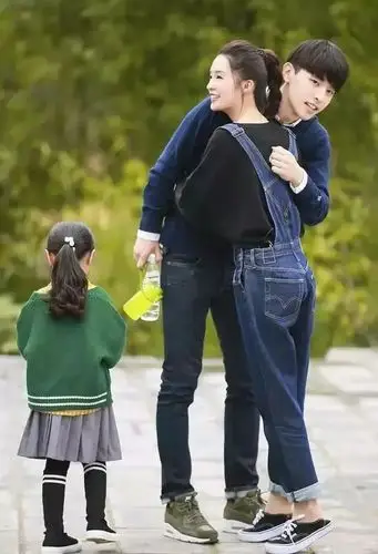 邓伦一家合照乍现表情包式笑容,网友大笑,注意了李沁脚上动作?