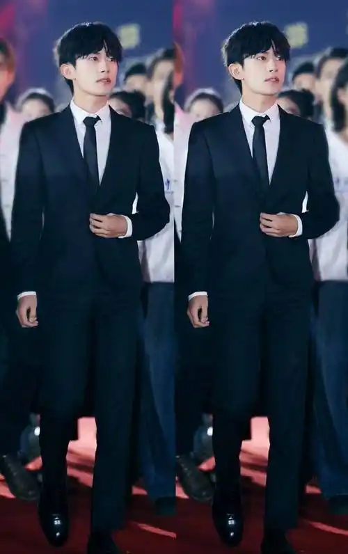 易烊千玺写真照曝光,穿衬衫配绿色针织衫,清新活力似大学校草_西装_穿