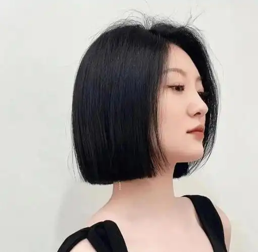 适合50~55岁女人的流行发型,端庄优雅时髦,减龄洋气又显气质_网易订阅