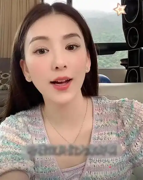 郭富城娇妻方媛晒逛街美照,穿白袜秀火辣身材,还神似年轻张柏芝