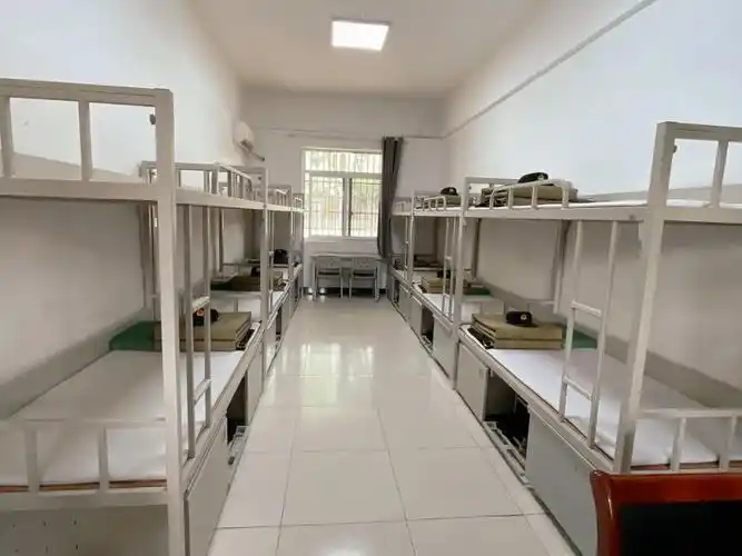 宿舍里一尘不染的环境,整齐的床铺,叠得板正的被子令队员们赞叹不已.