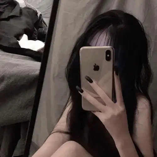 拿手机女头,自拍挡脸:与人间寥寥月色,长眠一场