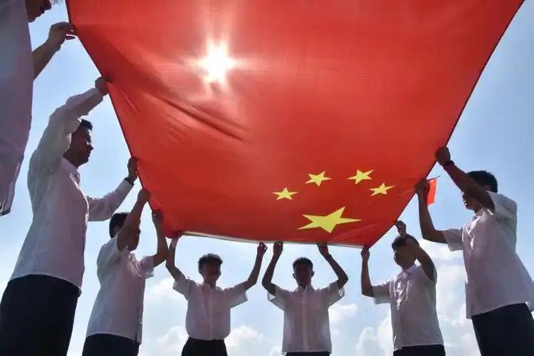 我与国旗合个影