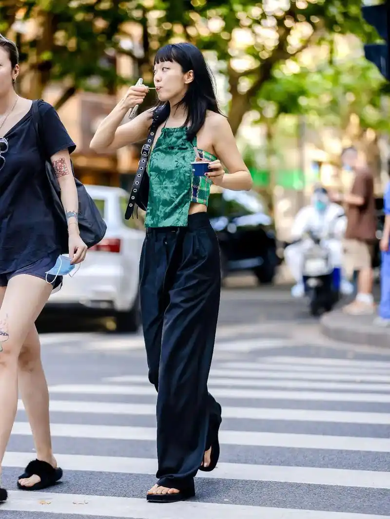 上海街拍 #街拍 #生活随拍记录美好瞬间 #夏天该有的样子  - 抖音