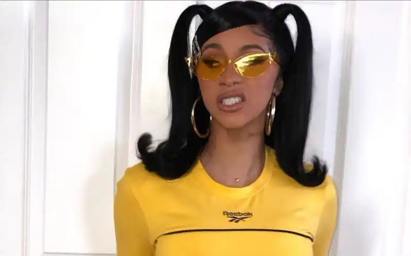欧美新晋女rapper cardi b 的billboard榜首单曲《bodak yellow》mv