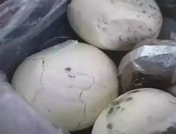 馍皮揭了接着吃!还记得谁把我们的咸菜在周一就吃完了吗?