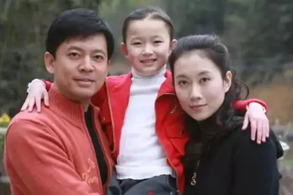 何政军老婆范雨照片隐藏28年婚后生活幸福甜蜜