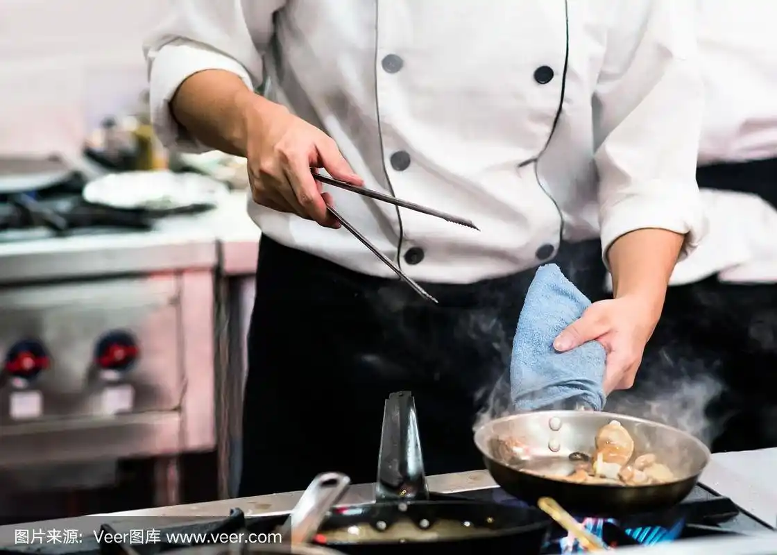 厨师在厨房准备食物,厨师烹饪,特写