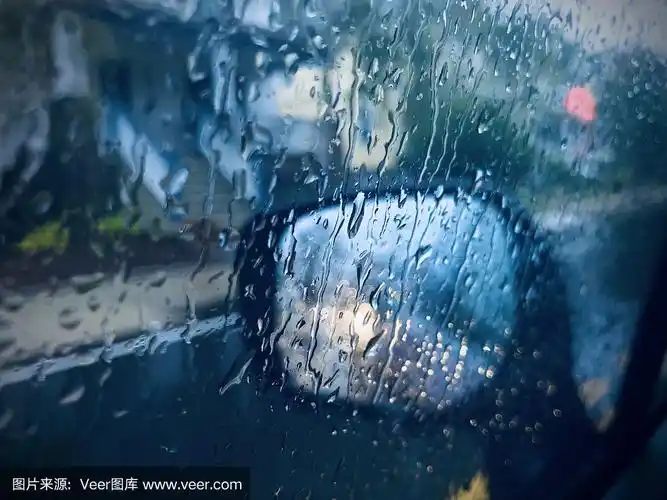 雨落在车窗上.