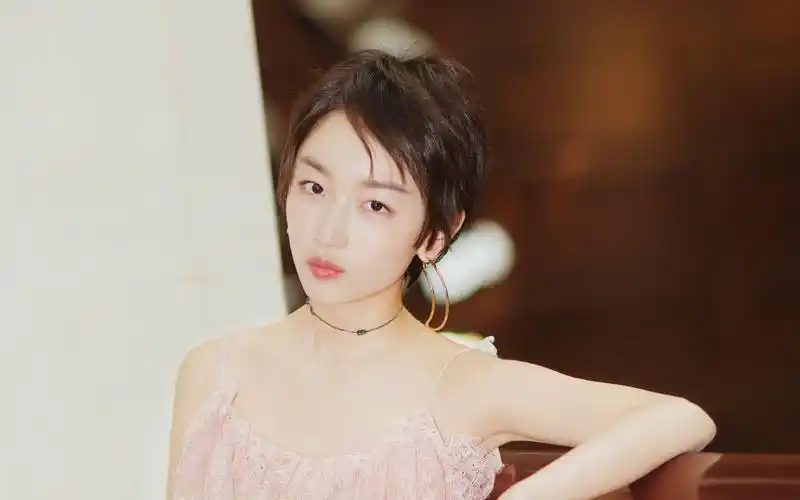 周冬雨短发可爱时尚图片桌面壁纸