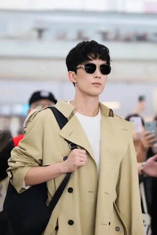 街拍快讯#今日,burberry品牌代言人汤唯超话,品牌代言人吴磊超话