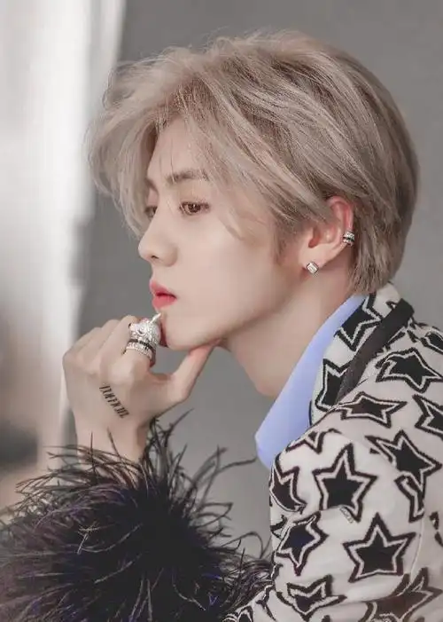 鹿晗银灰发侧颜照#来欣赏帅哥的精致侧脸合集棱角分明!