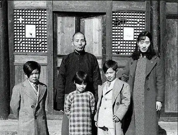 2010年刘文彩孙子发起祭祖活动,原计划准备75席,却来了上千人