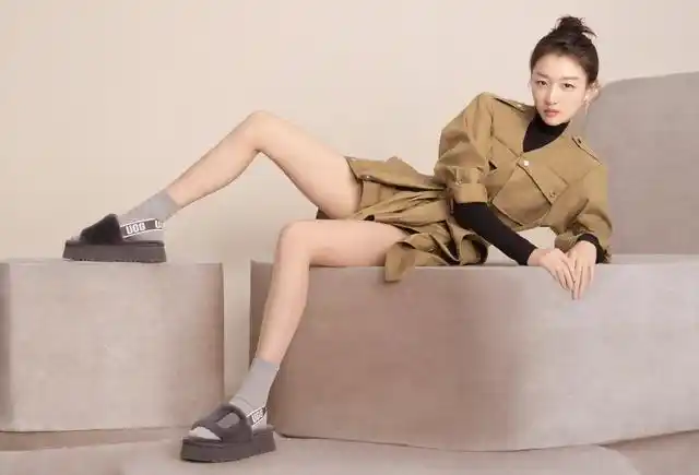 原来我们被周冬雨的娃娃脸骗了,她穿上水泥袜的腿,细到我崩溃