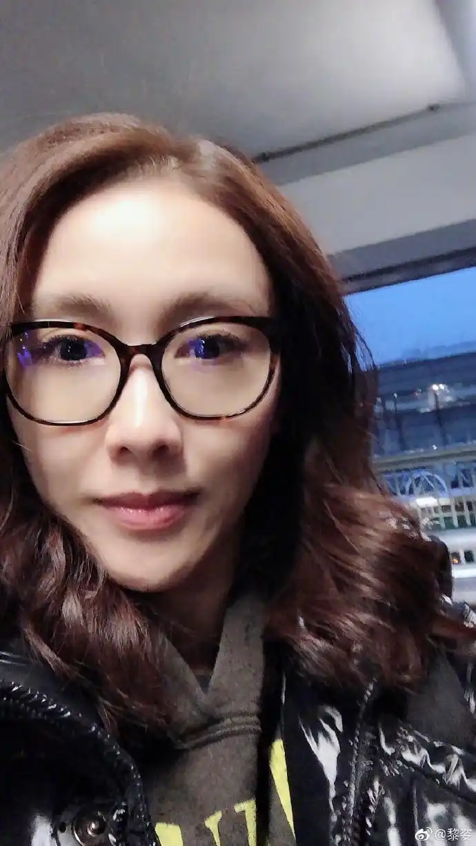 47岁黎姿晒素颜照网友发际线亮了