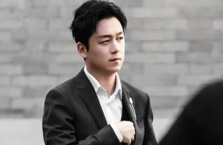 潘粤明董洁11年首次互动,为儿子冰释前嫌,从小帅到大的顶顶!