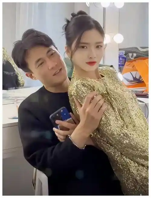 话说,王灿嫁给了杜淳后,似乎一直都在争议之中,但夫妻俩却都能坦然