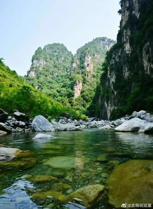 影大峡谷溪流潺潺,每走一步都有不同的景色,宛如一个微缩版的桂林山水