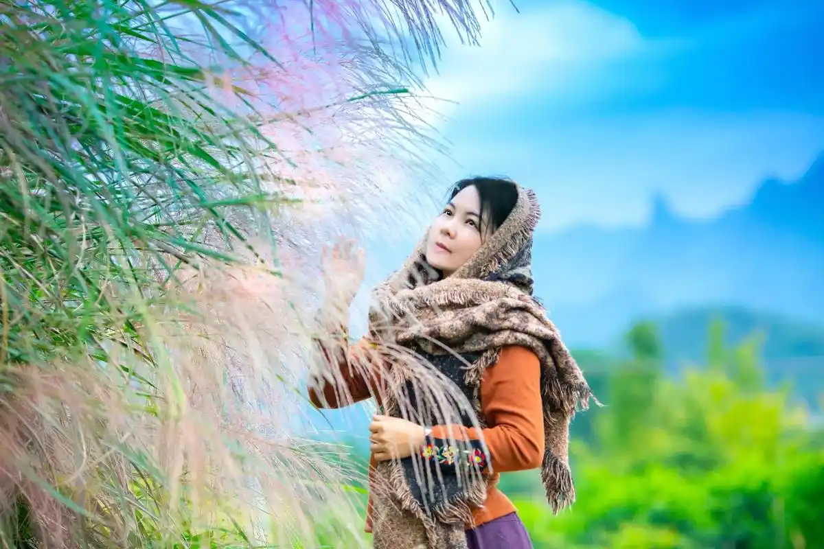 茅草人像怎么拍: 1选择大光圈镜头,这样可以聚焦主体清晰背景 - 抖音