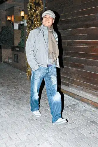 蔡一智酒吧庆寿 众友道贺唱尽草蜢旧日金曲(图)