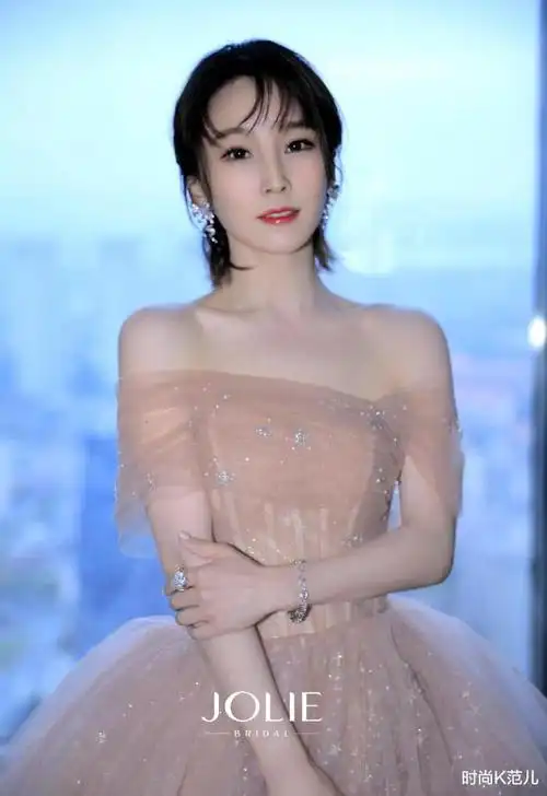 谢楠留长发了半扎发搭配粉色一字肩薄纱裙温柔又甜美