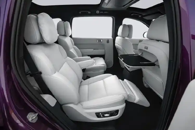 理想l9定位是全尺寸家庭suv,实用主义取向,注重后排乘坐.