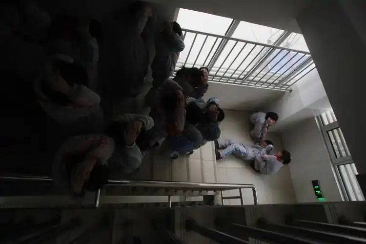 济南600名小学生进行踩踏事故演练