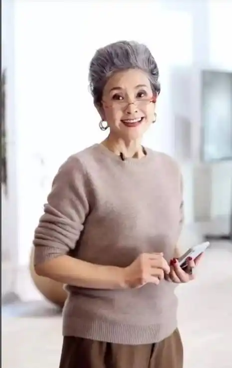 从家庭主妇到"旗袍王后":曹美丽奶奶生动诠释了美丽与年龄无关_生活