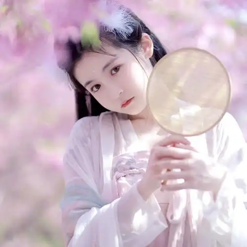 绸缎与折扇并肩游,谁有笑涡红透"微博自截 古风汉服女生头像
