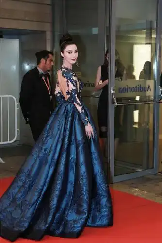 范冰冰透视蕾丝裙拍写真身材丰满五官魅惑满身的女富婆气息