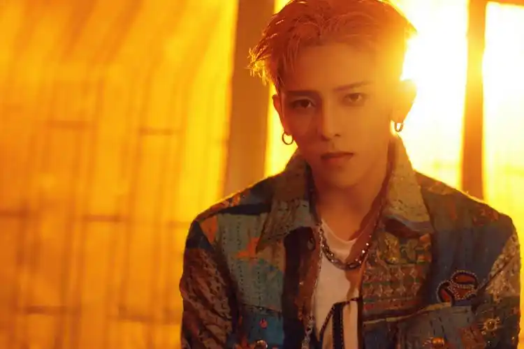 ja符龙飞最新写真挑战橘发造型冬日暖阳氛围感十足