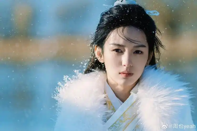 周也穿古装束发少年感拉满 眼神纯澈清冷