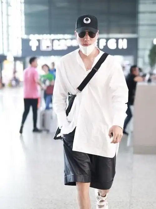 张亮的模特素养刻在骨子里,穿衬衫仍不忘秀身材,配短裤挺别致