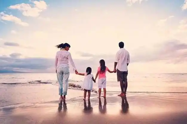 李明是我们村里的一个小学老师,他娶了本地一位漂亮能干的女孩杨梅为