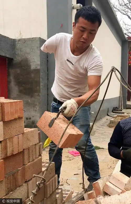 断臂小伙直播搬砖成网红 粉丝80万从不懈怠